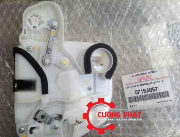 Cận cảnh mặt sau cơ cấu khóa cửa Attrage chính hãng