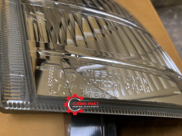 Cận cảnh đèn xi nhan Xtrail T30 2003