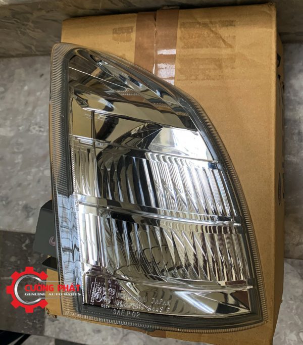 Góc chụp cận cảnh đèn xi nhan Xtrail T30 2003 chính hãng