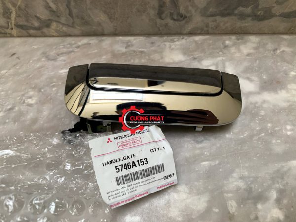 Cận cảnh tay mở cửa thùng sau Triton 2017 chính hãng