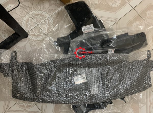 Cận cảnh ốp che khóa nắp capo Hilux 2016 chính hãng