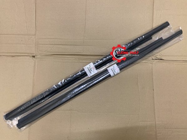 Hình ảnh nẹp chân kính cửa trước Mitsubishi Triton 2016 chính hãng