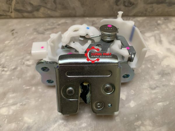 Cận cảnh ổ khóa ngậm cốp Mirage chính hãng
