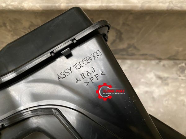 Biểu tượng Mitsubishi trên hộp lọc gió thứ cấp Xpander