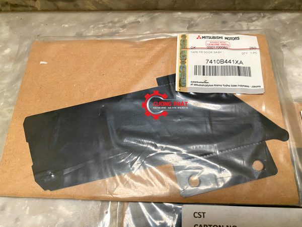 Hình ảnh ốp góc kính tam giác cửa trước Mitsubishi Xpander chính hãng