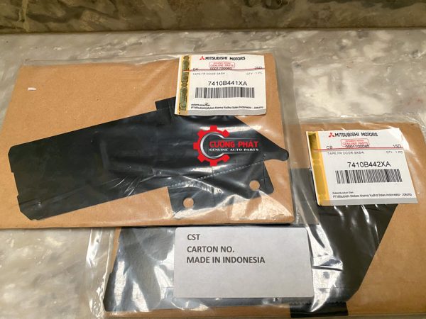 Cận cảnh ốp góc kính tam giác cửa trước Xpander chính hãng