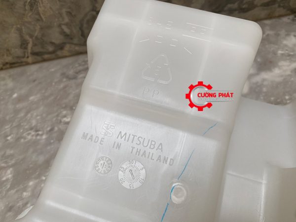 Chữ dập nổi trên bình nước rửa kính Triton chính hãng