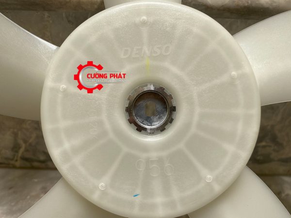 Chữ dập nổi trên cánh quạt két nước Attrage, Mirage chính hãng