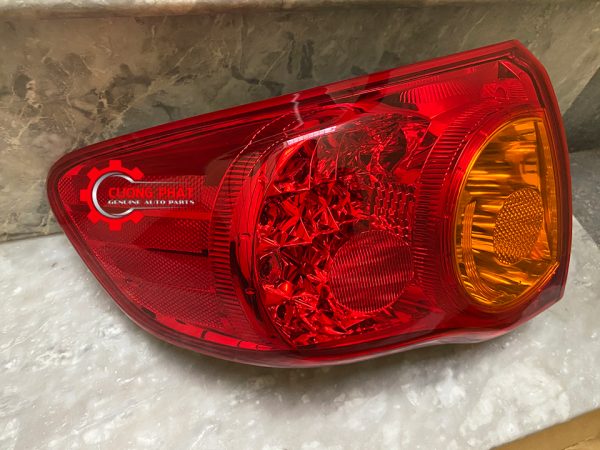 Cận cảnh đèn hậu ngoài có led Altis 2008-2010