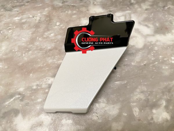 Hình ảnh ốp lỗ móc kéo Mitsubishi Xpander, Xpander Cross chính hãng
