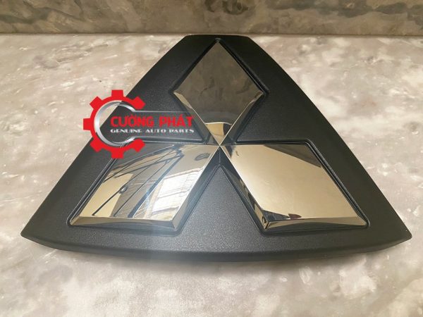 Hình ảnh biểu tượng ga lăng Mitsubishi Pajero Sport 2021-2022 chính hãng