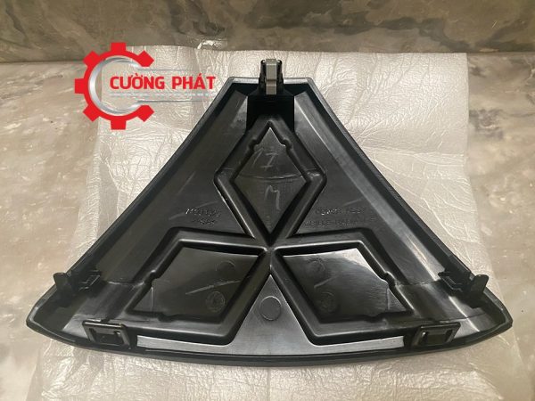 Mặt sau biểu tượng ga lăng Pajero Sport 2021-2022 chính hãng