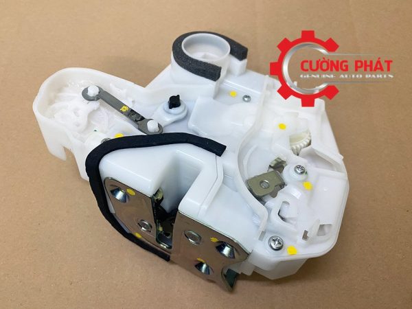 Hình ảnh ổ khóa ngậm cửa trước Mitsubishi Pajero Sport 2018-2022 chính hãng