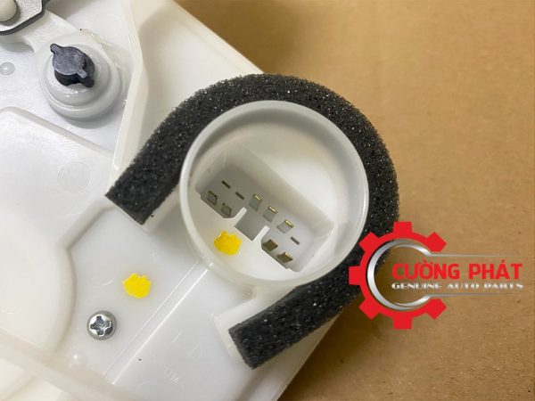Cận cảnh ổ khóa ngậm cửa trước Pajero Sport 2018-2022 chính hãng