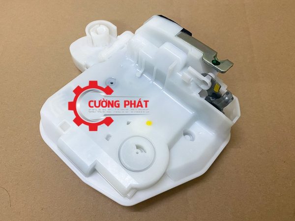 Chi tiết ổ khóa ngậm cửa trước Pajero Sport 2018-2022 chính hãng