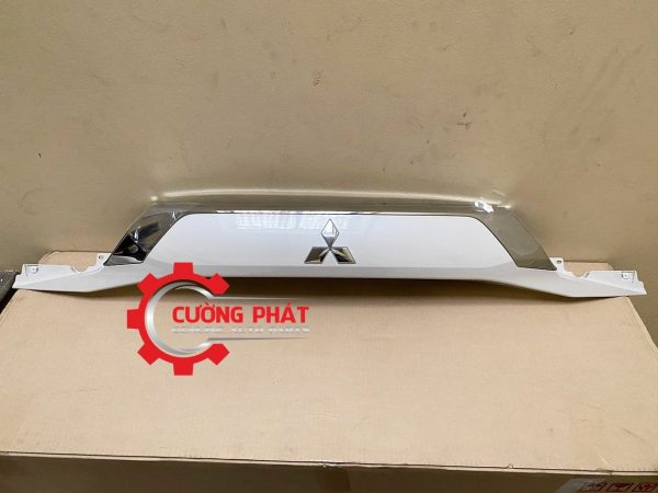 Hình ảnh ốp cửa hậu Mitsubishi Outlander 2014-2018 chính hãng