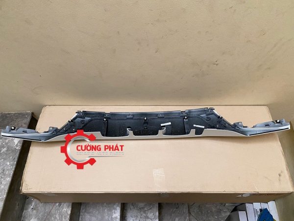 Mặt sau ốp cửa hậu Outlander 2014-2018 chính hãng