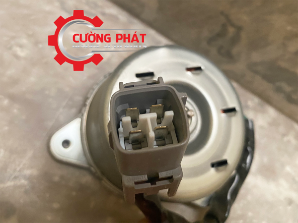 Cận cảnh giắc cắm motor két nước Xpander