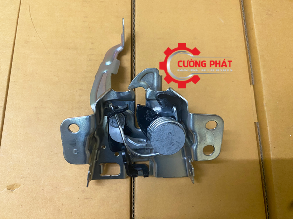 Cận cảnh phía sau ổ khóa capo Xpander