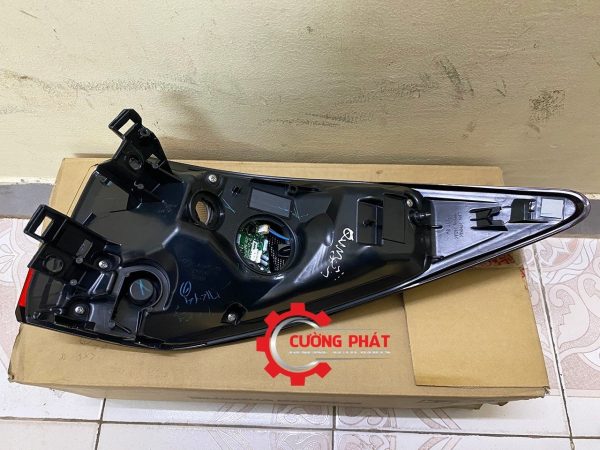 Cận cảnh mặt sau đèn hậu ngoài RX 2015-2019