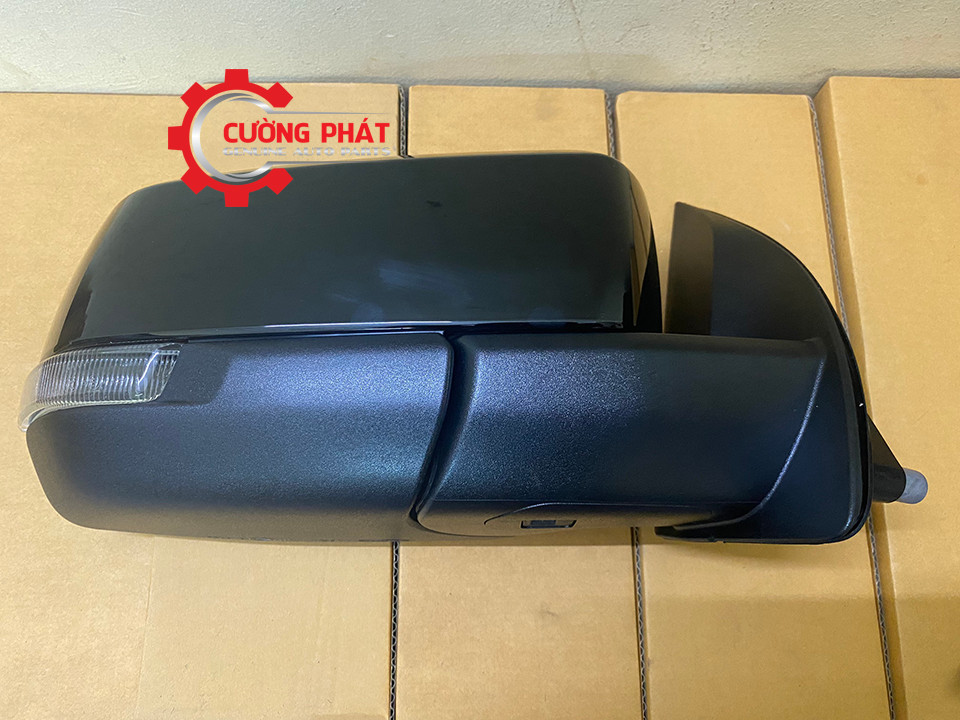 Góc chụp bao quát mặt sau gương chiếu hậu Ford Ranger XLS chính hãng