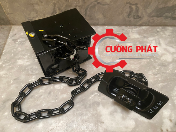 Cận cảnh bộ treo lốp dự phòng Pajero Sport 2010-2023