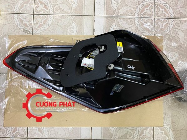 Góc chụp cận cảnh mặt sau đèn hậu ngoài Kia K3 2012-2016 chính hãng
