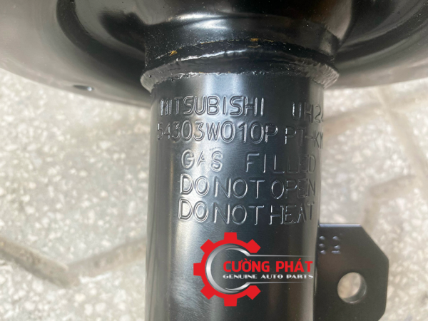 Cận cảnh chữ dập nổi trên thân phuộc nhún Xpander 2022