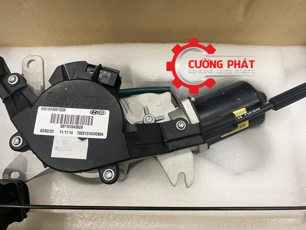 Góc chụp cận cảnh mô tơ cửa lùa Kia Sedona 2015-2018 chính hãng
