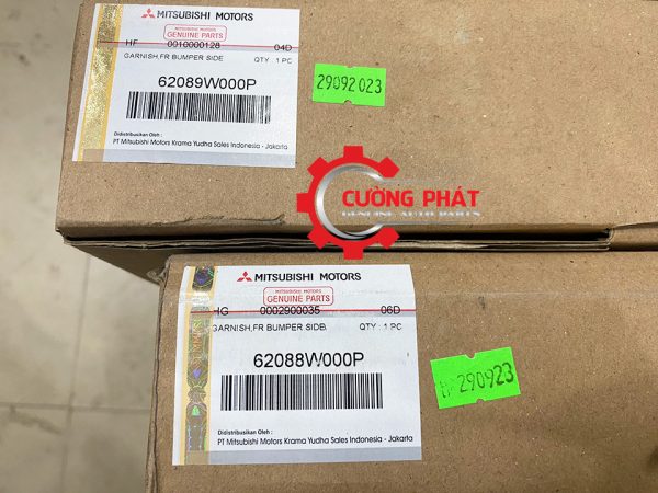 Chi tiết tem mã ốp cản trước dưới Xpander Cross 2023 chính hãng