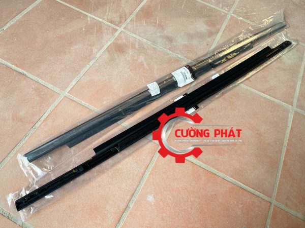 Hình ảnh bao quát nẹp chân kính ngoài cửa trước Sport 2018-2024 chính hãng