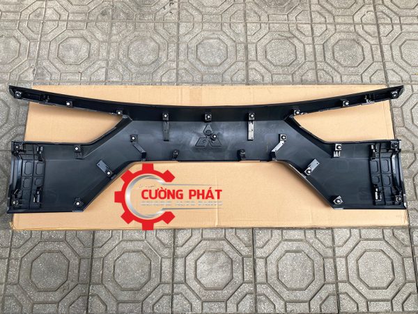 Góc chụp mặt sau ốp trên cửa hậu Xpander 2023-2024