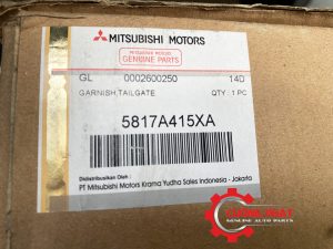 Chi tiết tem mã ốp rên cửa hậu Xpander chính hãng