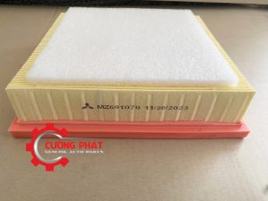 Góc chụp cận cảnh lọc gió động cơ Triton, Pajero Sport 2017-2024