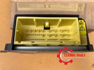 Cận cảnh giắc cắm hộp điều khiển Outlander