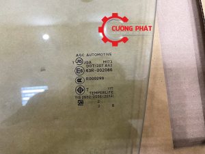 Chi tiết thông số in dập trên kính cửa trước Attrage, Mirage 2020-2024