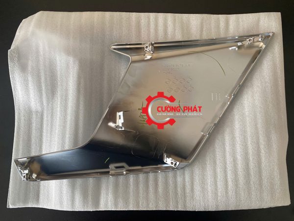 Cận cảnh mặt sau nẹp ba đờ sốc trước XForce