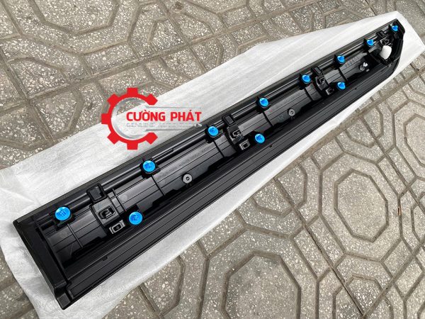 Cận cảnh mặt sau ốp cửa Xpander Cross 2023
