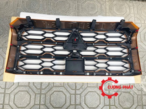 Cận cảnh mặt sau ca lăng Triton 2025