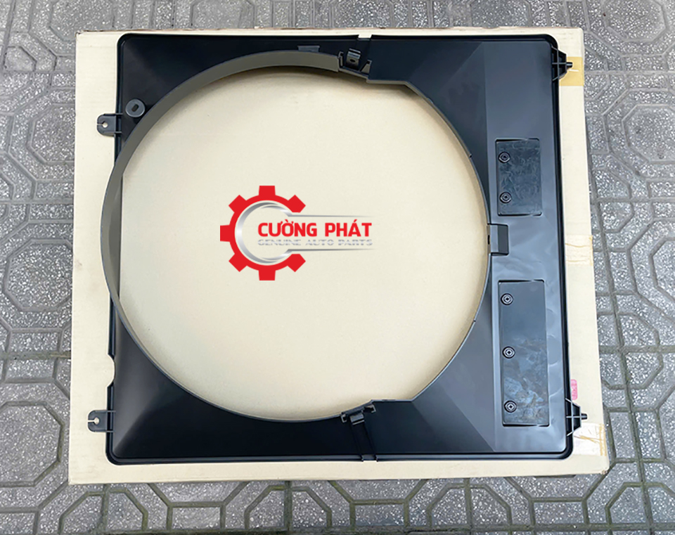 Góc chụp cận cảnh mặt sau lồng quạt két nước Triton 20205