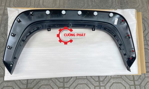Góc chụp mặt sau ốp viền tai xe Triton 2025