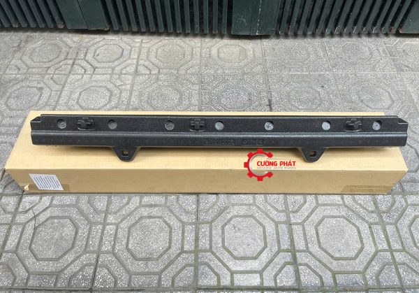 Góc chụp cận cảnh mã in trên thân ốp dưới cản trước Triton 2025 chính hãng